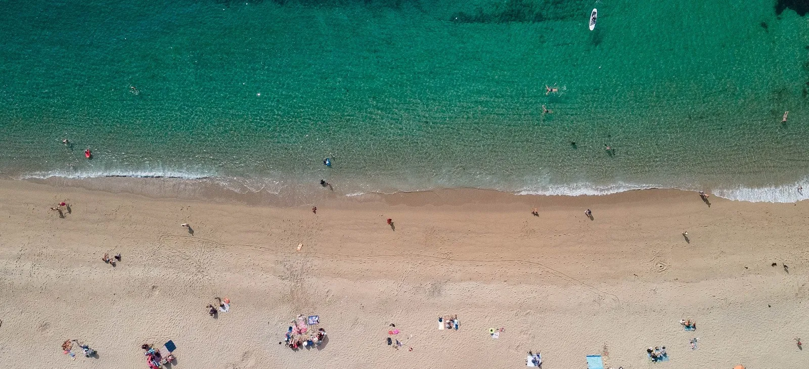 Aerial view of a beach with people on it.