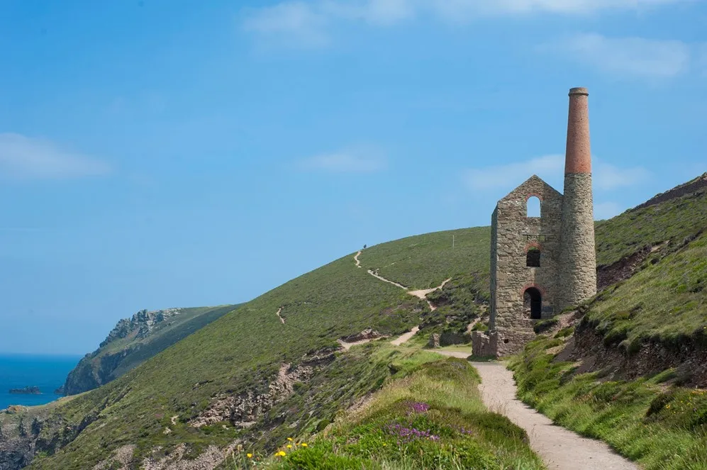 Remains of an engine house overlooking the sea.